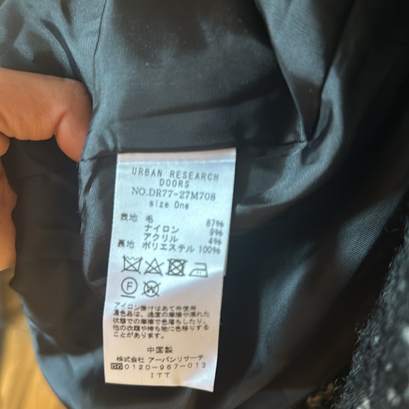 Wool coat over fit style fee size. - Picture 6 of 8